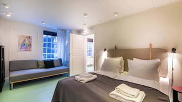 4 bedrooms, desk, iron/ironing board, travel crib