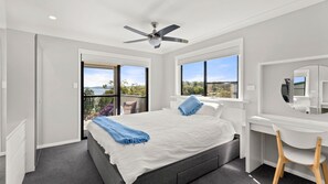 4 bedrooms, free WiFi, bed sheets - Family Retreat with water views at Corlette (Corlette)
