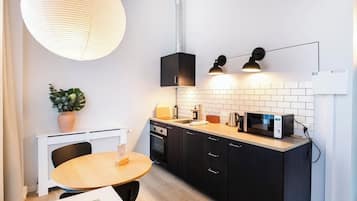 Køleskab, mikrobølgeovn, ovn, kogeplade