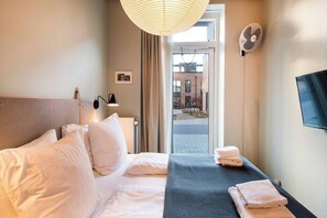 Tabla de planchar con plancha, cuna de viaje, wifi y ropa de cama