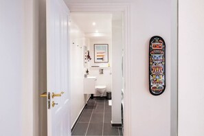 Dusj, hårføner og håndklær