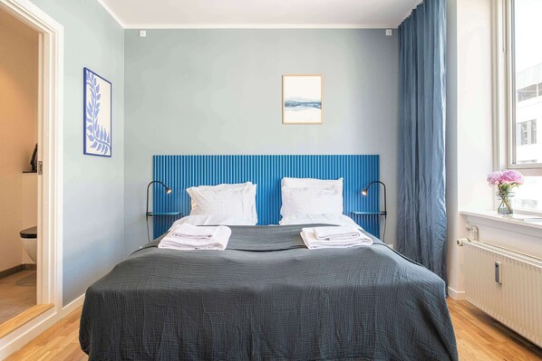 Iron/ironing board, travel crib, WiFi, bed sheets