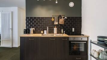 Kylskåp, mikrovågsugn, ugn och spishäll