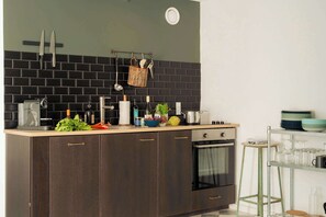 Een koelkast, een microgolfoven, een oven, een kookplaat