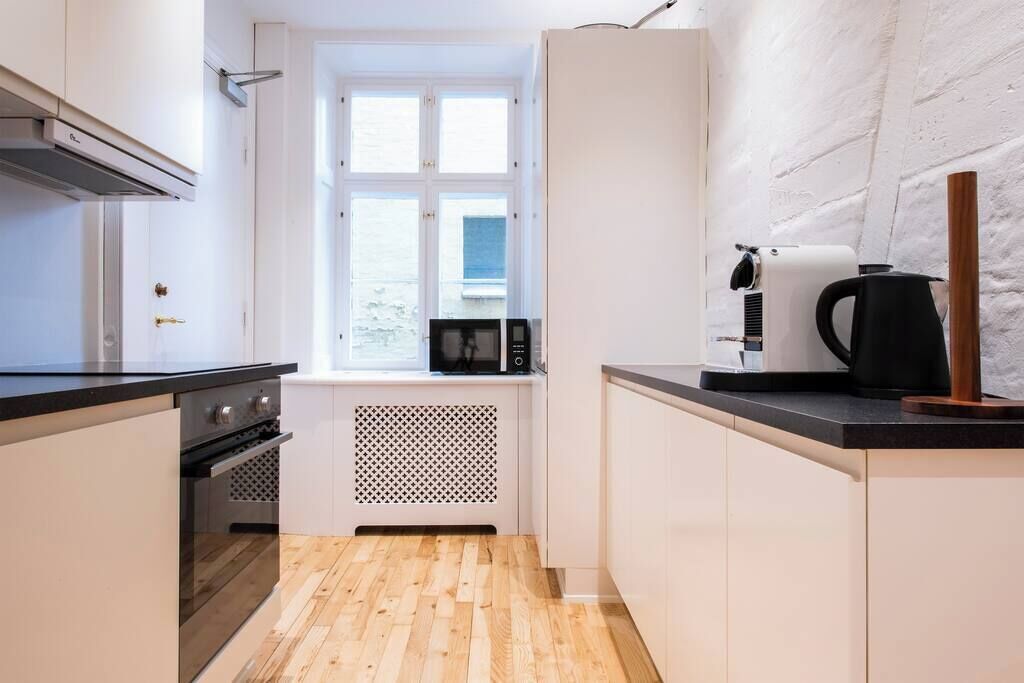 Mikroaaltouuni, uuni, kahvin-/teenkeitin, leivänpaahdin