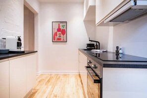 Mikrobølgeovn, ovn, kaffetrakter/tekoker og brødrister