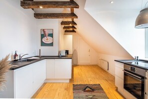 Microondas, horno, cafetera y tetera y tostadora 