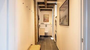 Een douche, een haardroger, handdoeken