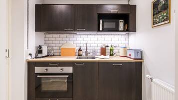 Køleskab, mikrobølgeovn, ovn, kaffe-/temaskine