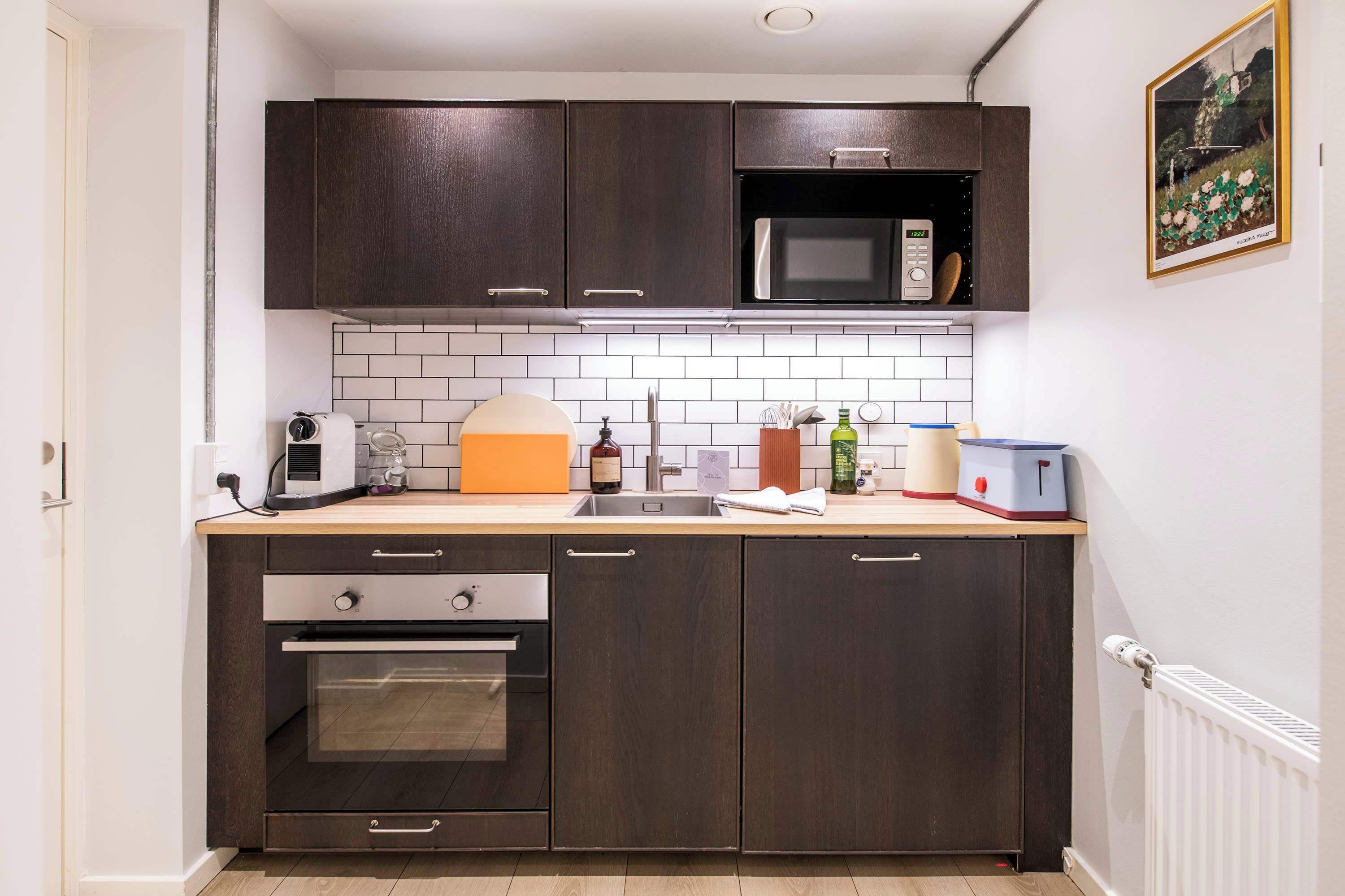 Refrigerador, microondas, horno y cafetera y tetera 