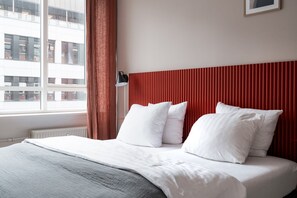 2 bedrooms, desk, iron/ironing board, WiFi