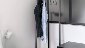 2 habitaciones, tabla de planchar con plancha, wifi y ropa de cama