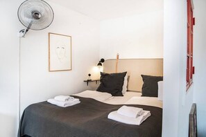 1 habitación, tabla de planchar con plancha, cuna de viaje y wifi 