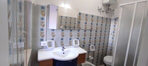 Dusche, Haartrockner, Bidet, Handtücher
