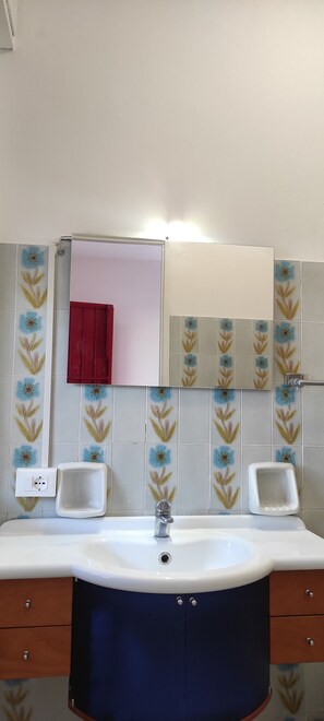 Bruser, hårtørrer, bidet, håndklæder