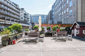 Outdoor dining - The Lakes 1BR by Daniel & Jacob's (København)