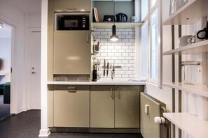 Refrigerador, microondas, lavavajillas y cafetera y tetera 