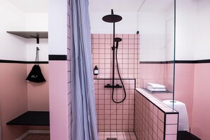Shower, hair dryer - Kings square Cityview kitchenette by Daniel&Jacob's (København)