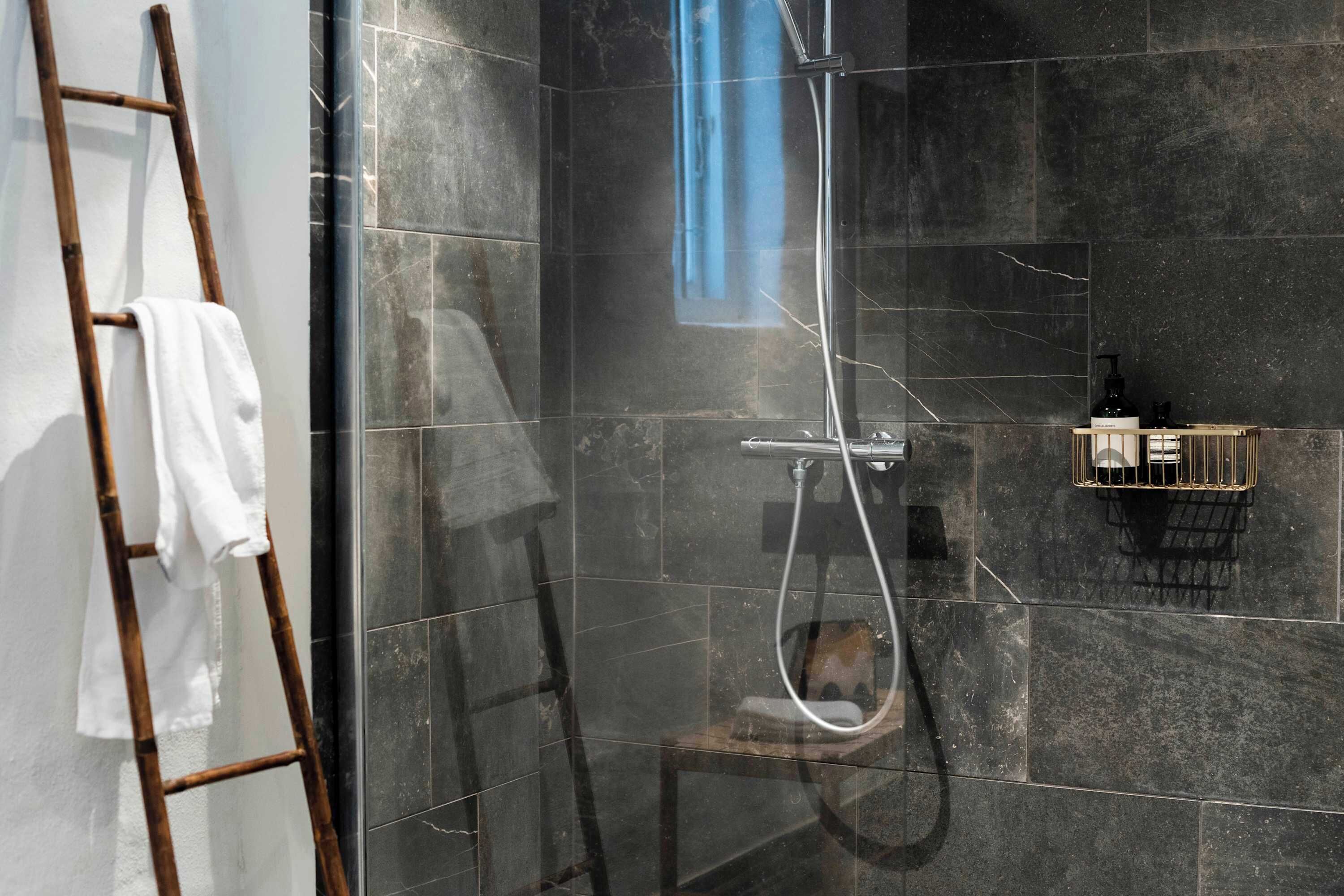 Dusj, hårføner og håndklær