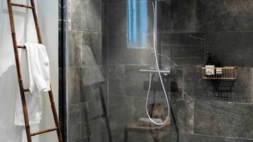 Dusj, hårføner og håndklær