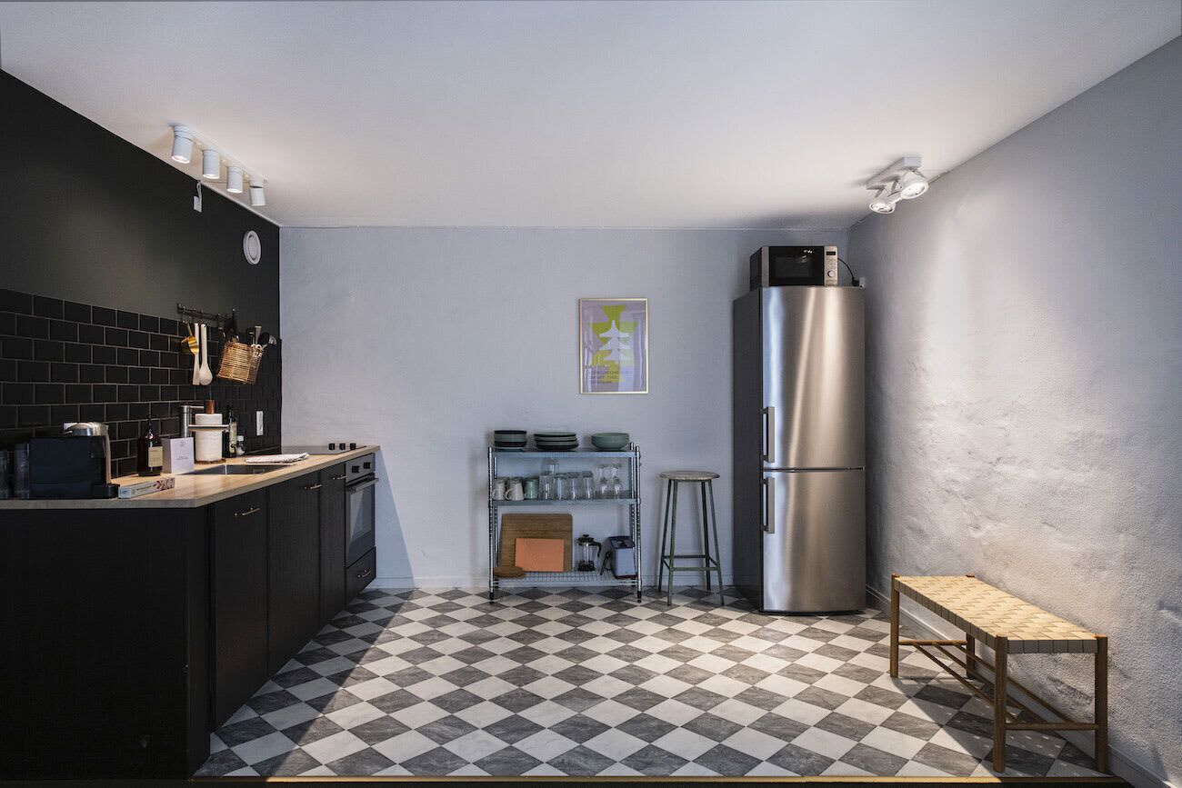 Kjøleskap, mikrobølgeovn, ovn og kokeplater