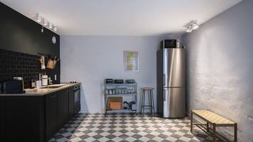 Kjøleskap, mikrobølgeovn, ovn og kokeplater