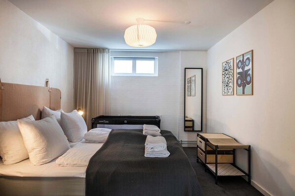 2 slaapkamers, een strijkplank/strijkijzer, reisbedje, wifi