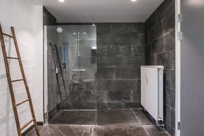 Dusj, hårføner og håndklær