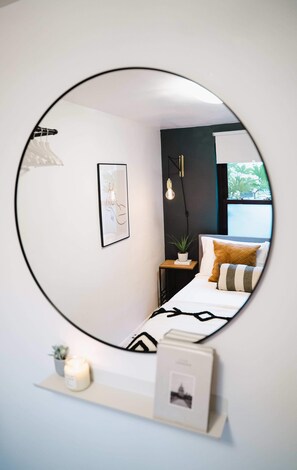 Room - Stunning, Central Riverside Apartment with Parking (Oxfordshire)