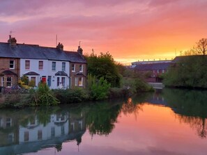 Exterior - Stunning, Central Riverside Apartment with Parking (Oxfordshire)