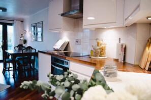 Refrigerador con freezer, microondas, horno, placa de cocina