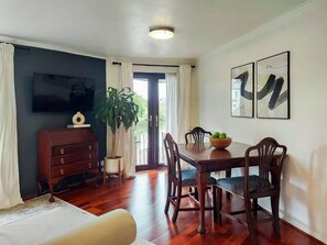 Dining - Stunning, Central Riverside Apartment with Parking (Oxfordshire)