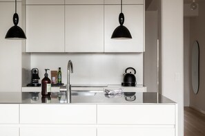 Kjøleskap, mikrobølgeovn, ovn og kokeplater