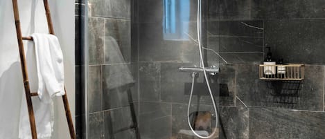 Dusche, Haartrockner, Handtücher