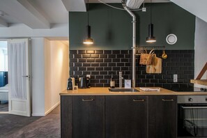 Kjøleskap, mikrobølgeovn, ovn og kokeplater