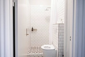 Een douche, een haardroger, handdoeken