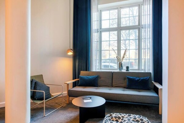 Televisión y oficina 