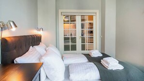 2 soverom, skrivebord, strykejern/-brett og reiseseng for barn