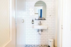 Dusj, hårføner og håndklær