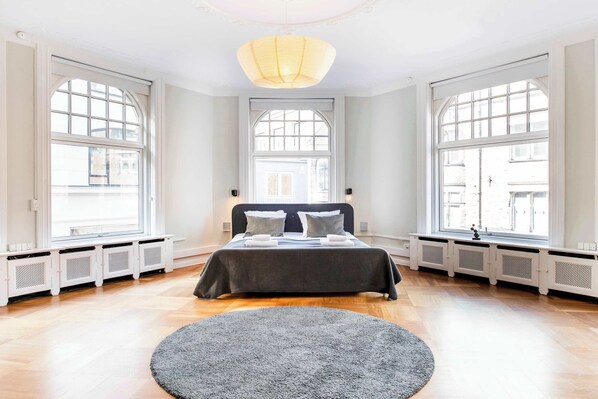 3 habitaciones, tabla de planchar con plancha, wifi y ropa de cama