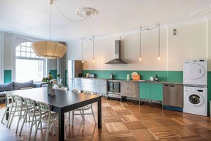 Fridge, microwave, oven, stovetop - The Mile 1 by Daniel & Jacob's (København)