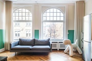 Una televisión, una oficina