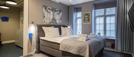 1 habitación, tabla de planchar con plancha, cuna de viaje y wifi