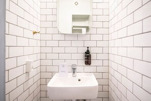 Dusch, hårtork och handdukar