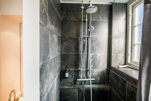 Chuveiro, secador de cabelo, toalhas de banho, shampoo