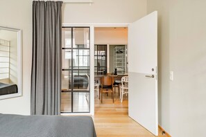 4 bedrooms, desk, iron/ironing board, travel crib