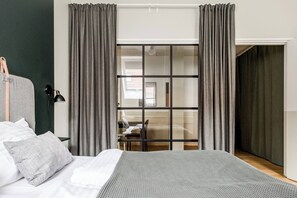 4 عدّة غرف نوم ومكتب ومكواة/لوح كي وسرير سفر