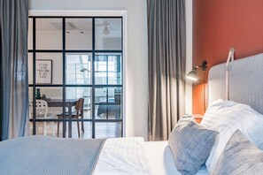 4 habitaciones, escritorio y tabla de planchar con plancha