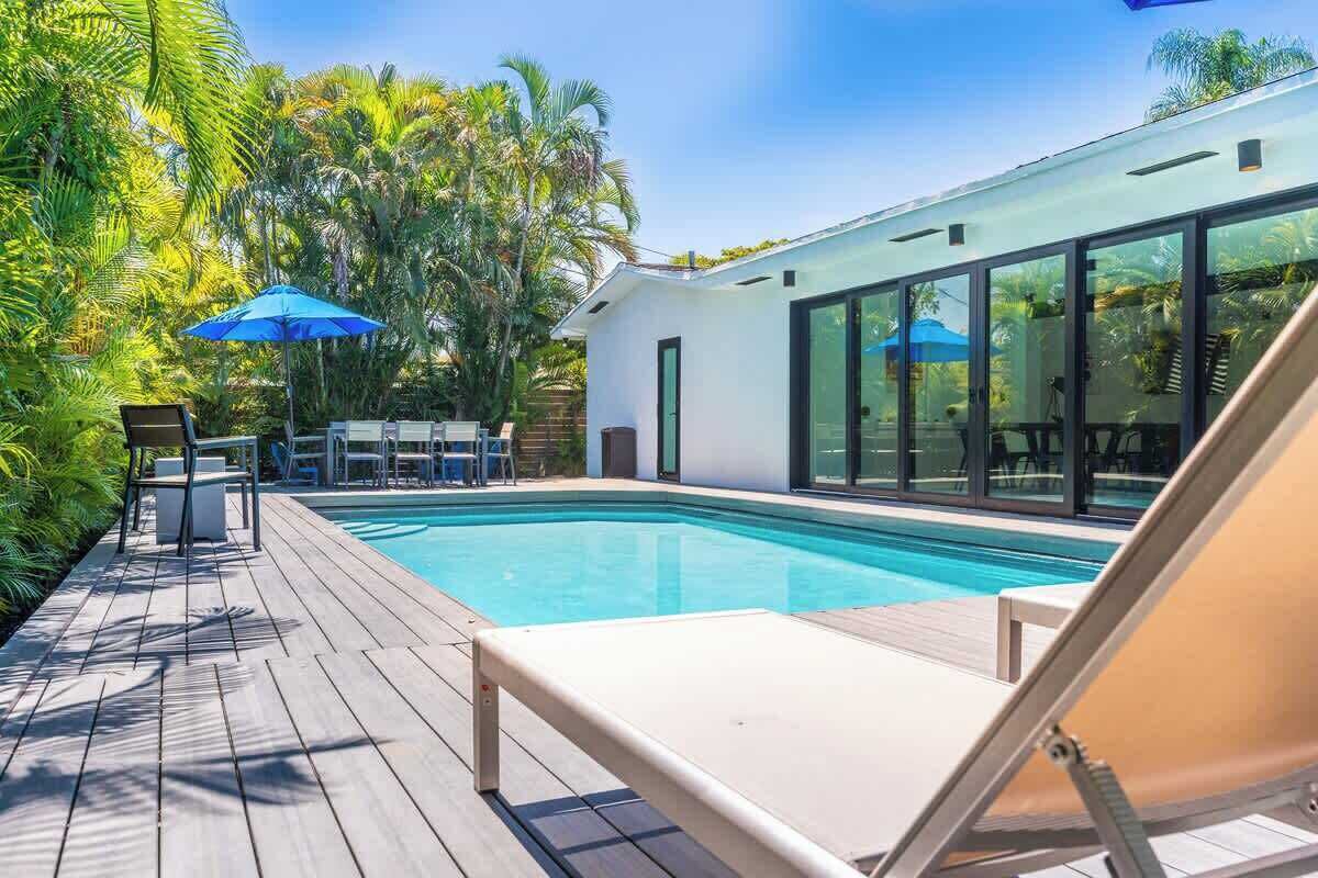 室外游泳池，恒温泳池