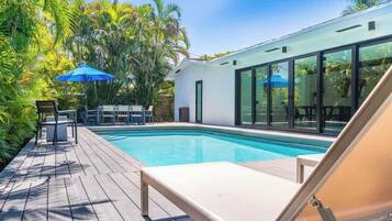 Alberca al aire libre y alberca climatizada